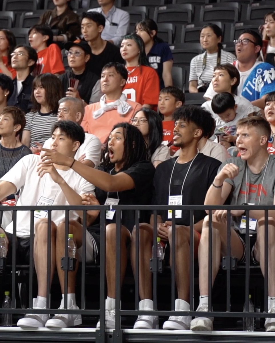 女子日本代表の試合を 心の底から楽しむ男子日本代表のみなさん😂🔥 #三井不動産カップ2025 #AkatsukiJapan