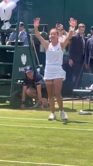 🤩🗣️“Türkiye’nin gururu, harikasın Zeynep!” 🇹🇷 Wimbledon Tenis Turnuvası’nda adını 3. tura yazdırarak bir ilke imza atan Zeynep Sönmez’in maç sayısını ve Türk taraftarların coşkusunu bir de bu açıdan izleyelim. 🥳 #wimbledon