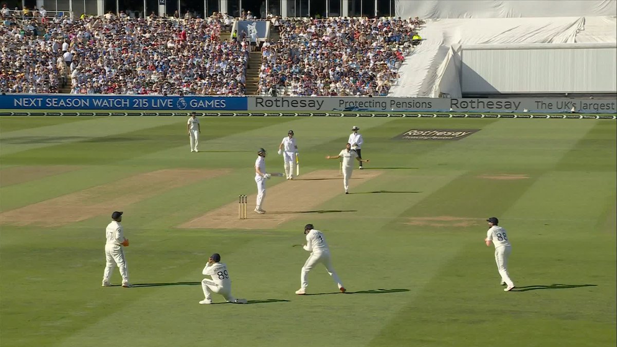 India have their THIRD wicket 😳 Mohammed Siraj picks up the wicket of Zak Crawley, England are in BIG trouble 😬