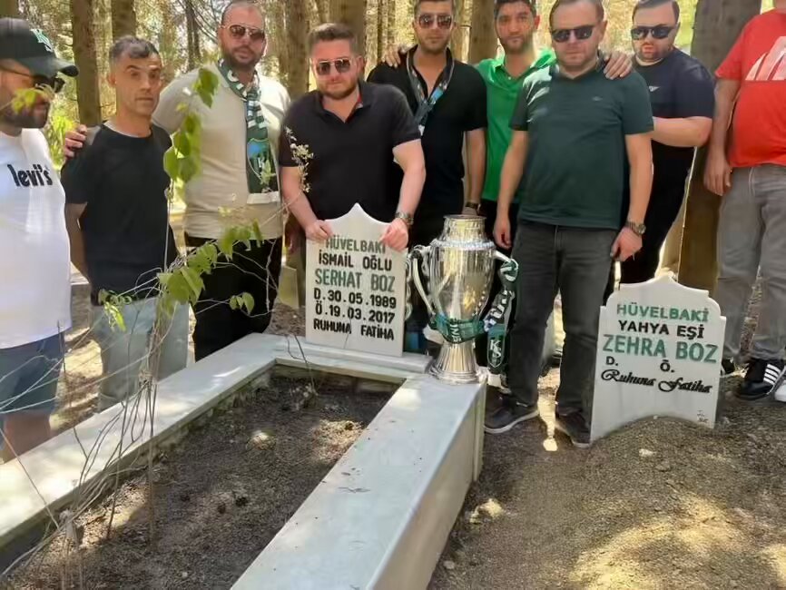Hodri Meydan Taraftarlar Derneği olarak kulüp yöneticilerimizle birlikte ebediyete uğurladığımız taraftarlarımızı mezarlarında ziyaret ettik. Yıllarca bu arma için tribünde ter döken, emek veren ve artık aramızda olmayan büyük Kocaelispor sevdalılarına, hasretle beklediğimiz ve onların da çok görmek istediği Süper Lig şampiyonluk kupamızı götürdük. Bu şampiyonluğu onlara armağan ediyor, taraftarlarımızı saygı ve rahmetle anıyoruz. Ruhları şad olsun. Hodri Meydan Taraftarlar Derneği