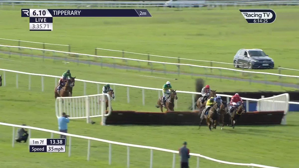 Belting finish! 💕 Noel Meade Racing' prolific stalwart 𝐉𝐞𝐬𝐬𝐞 𝐄𝐯𝐚𝐧𝐬 (7-2) shows true grit and genuine class to deny Enniskerry in the Grade Three Mc Manus Bookmakers Grimes Hurdle Tipperary Racecourse