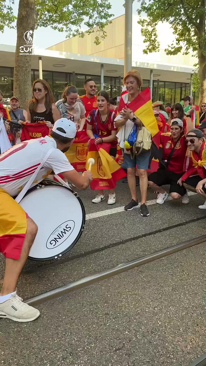 These Spanish fans are enjoying themselves in Bern ahead of their game against Portugal 👏