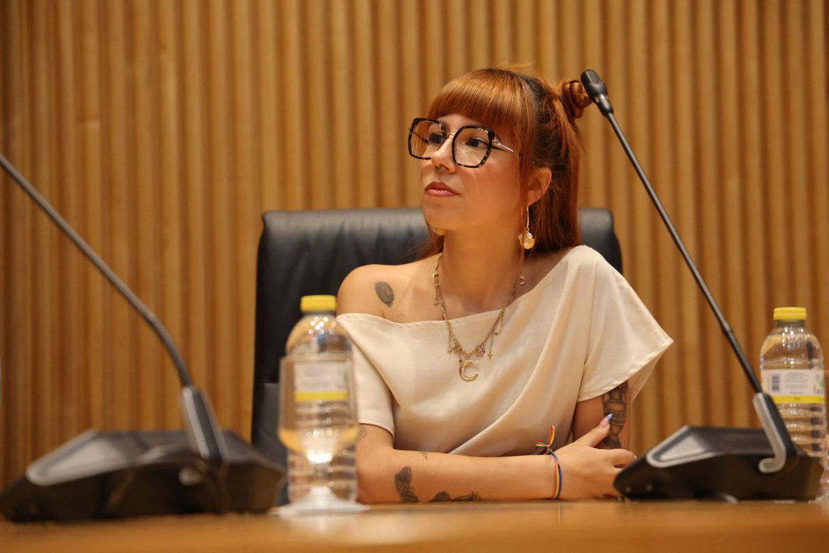 Yo no tengo que decirte "Me gustan las mujeres". ¿Te he dicho en algún momento que me gustan los hombres? ¿No, verdad? En mi casa yo he tenido la plena libertad de poner las cartas sobre la mesa. 🏳️‍🌈 Sandrita 🌞 en la jornada '20 años de matrimonio igualitario'