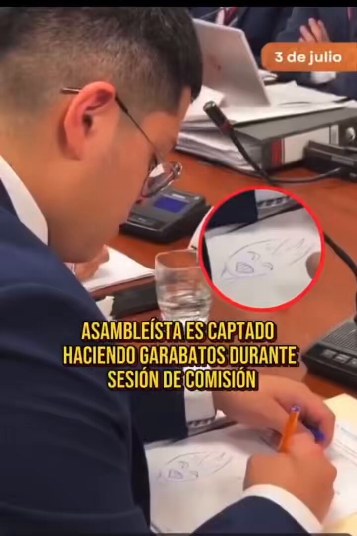 Asambleísta es captado en plena comisión, haciendo garabatos. El joven q no cuenta con título profesional y tiene 21 años, está perdido en el puesto, q criterio tiene esta gente para debatir y analizar temas urgentes? Dominique Serrano asambleísta electo 🤦🏽🤦🏽