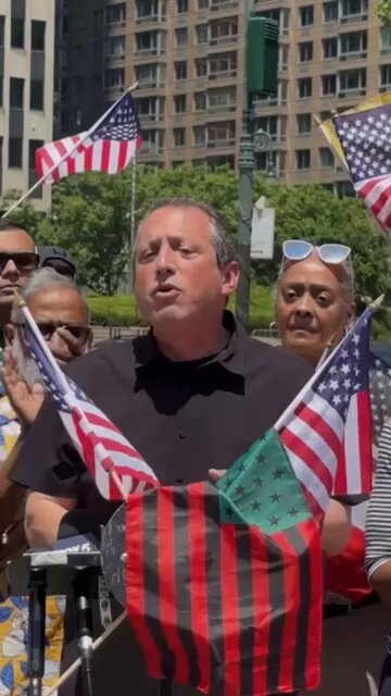What we need right now in this urgent moment for our democracy is to stand up for our immigrant neighbors. To stand up for the love and unity represented by that statue in the harbor. 🗽 That’s what it means to be a New Yorker this 4th of July.