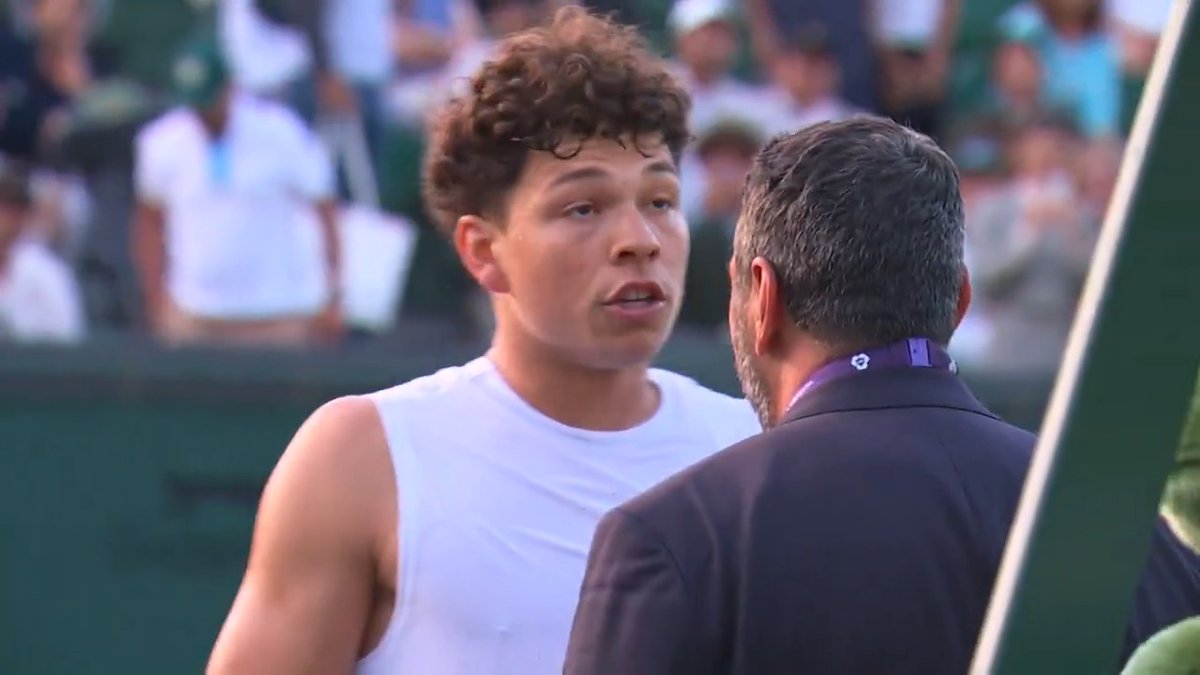Scenes at SW19 😱 Ben Shelton was one service hold from the #Wimbledon third round when play was suspended due to darkness.