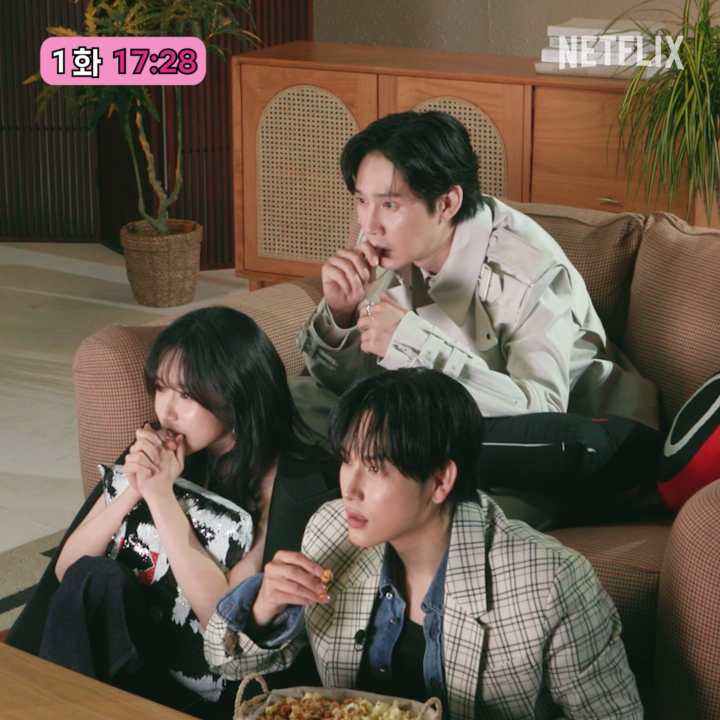 ‘그 장면’을 함께 보는 명기, 현주, 준희… 헉! 헐! 와! 아… 나온 장면 좌표 찍기… 지금 <오징어 게임> 시즌3에서 한 번 더 확인하세요.