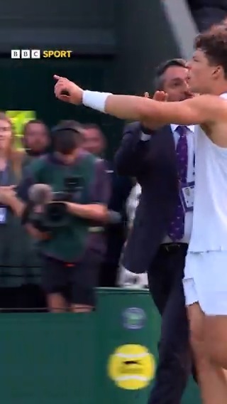 One game away from winning and play is suspended! 😲 😡 Ben Shelton was not happy after his #Wimbledon match was stopped for bad light, just as he was one hold of serve from beating Rinky Hijikata! 🎾