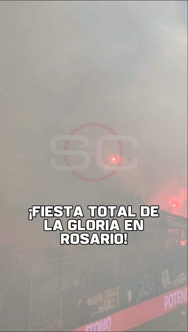 ¡¡IMPRESIONANTE!! Los hinchas de Instituto le pusieron color a la noche en el Coloso del Parque y el humo de las bengalas no dejaba ver NADA en Rosario.