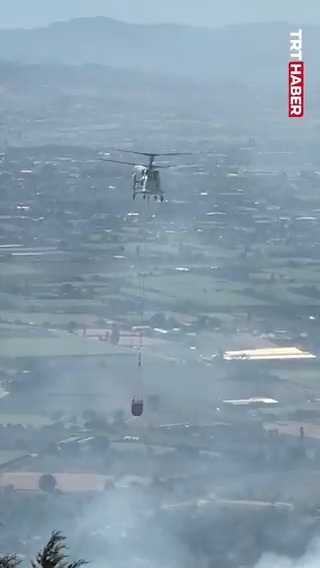 🔴 İzmir Ödemiş'teki yangına günün aydınlanmasıyla birlikte hava müdahalesi de başladı. Yangına 4 uçak ve 10 helikopterle müdahale ediliyor.