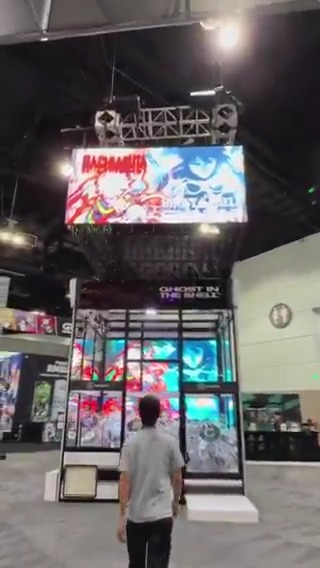現在ロサンゼルスで開催中の「#AnimeExpo」、講談社ブースでは『#攻殻機動隊』と『#ガチアクタ』を展示中！ メガクレーンとガチャガチャもご用意して、皆さんに楽しんでいただいています。たくさんの反応を間近で見られて、講談社ブースの担当者も喜んでいます。 #AX2025 #AnimeExpo2025 Anime Expo #GACHIAKUTA TVアニメ『ガチアクタ』公式 #攻殻機動隊 #ghostintheshell 攻殻機動隊【公式】GHOST IN THE SHELL official