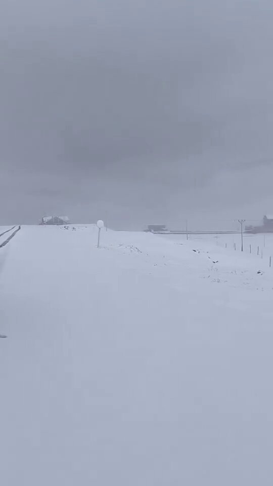 Rize’nin Ovit Yaylası, Temmuz ayında beyaza büründü.