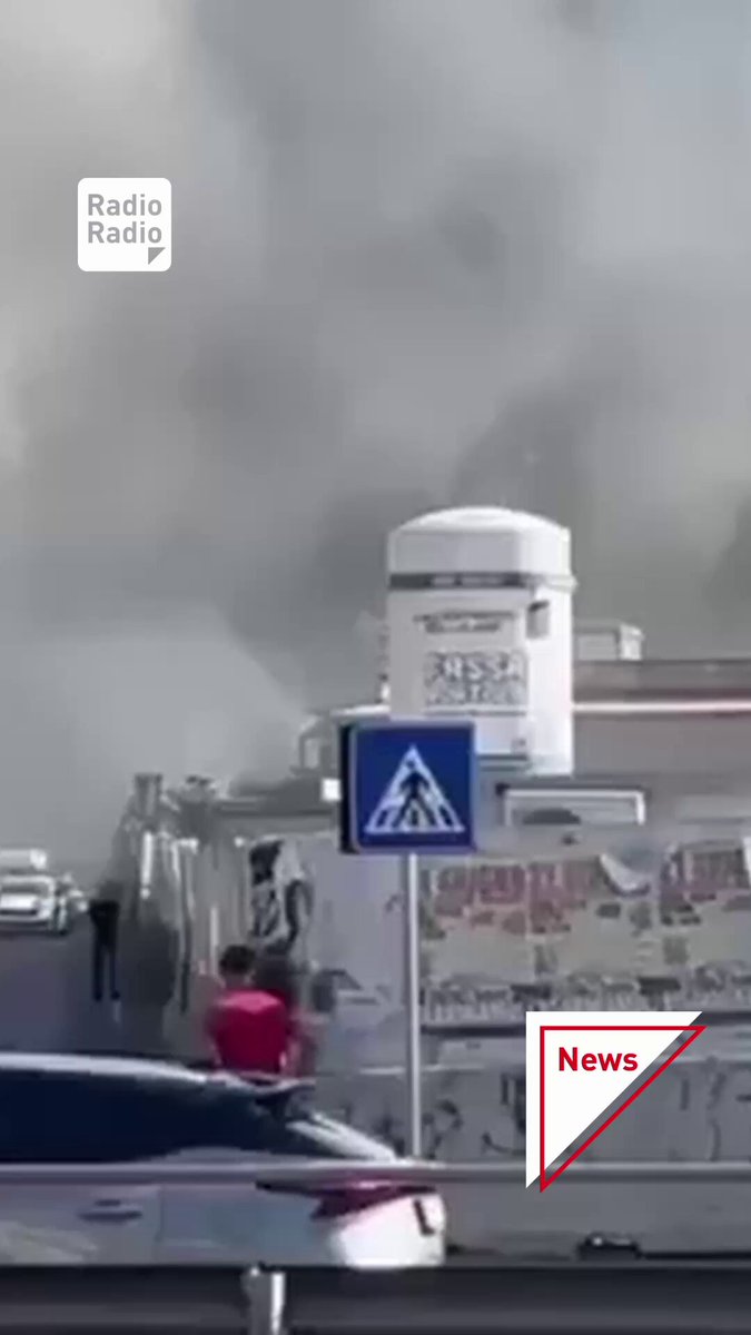 Secondo quanto riferiscono i vigili del fuoco, l'incidente avvenuto intorno alle 8, sarebbe stato provocato dal distacco di una pompa di una cisterna che alimentava l'impianto di distribuzione. Il boato al Prenestino è stato sentito in molti quartieri della Capitale. Feriti un vigile del fuoco e operatori 118. Danneggiate alcune strutture circostanti. #Roma #esplosione #distributore