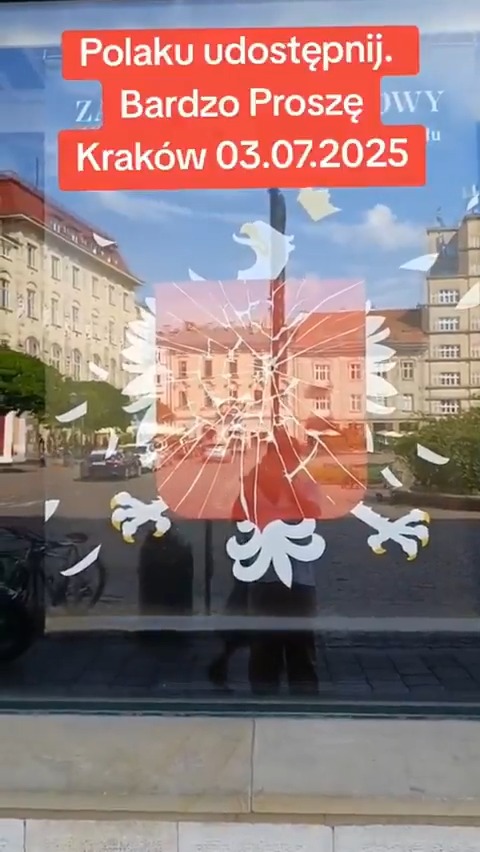 Czerwono-czarne barwy w oknach krakowskiego teatru! Do tego zbezczeszczenie polskiego godła, gdzie nasz orzeł dostaje strzał w serce! Kto do tego dopuścił?! 🤬🤬🤬