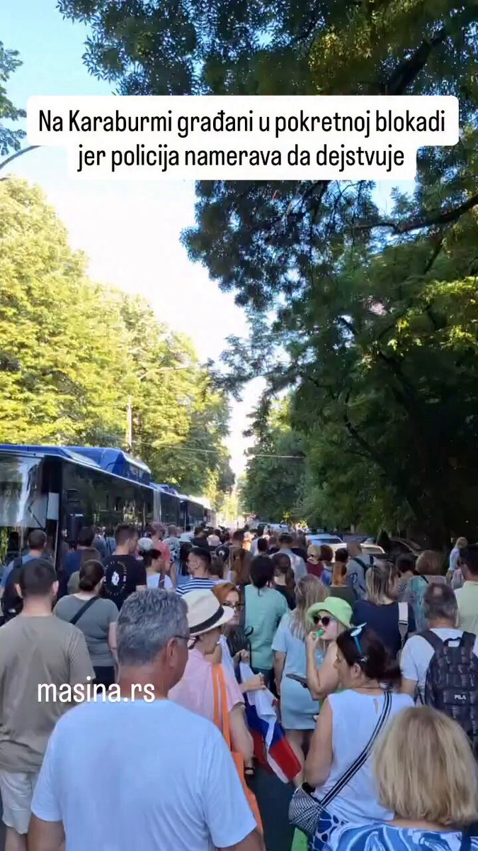 Oko 8h na Karaburmi. Najpre je blokirana Višnjička ulica pa Marijane Gregoran, potom Vojvode Micka. Narod je u pokretnoj blokadi jer interventna preti da će dejstvovati.