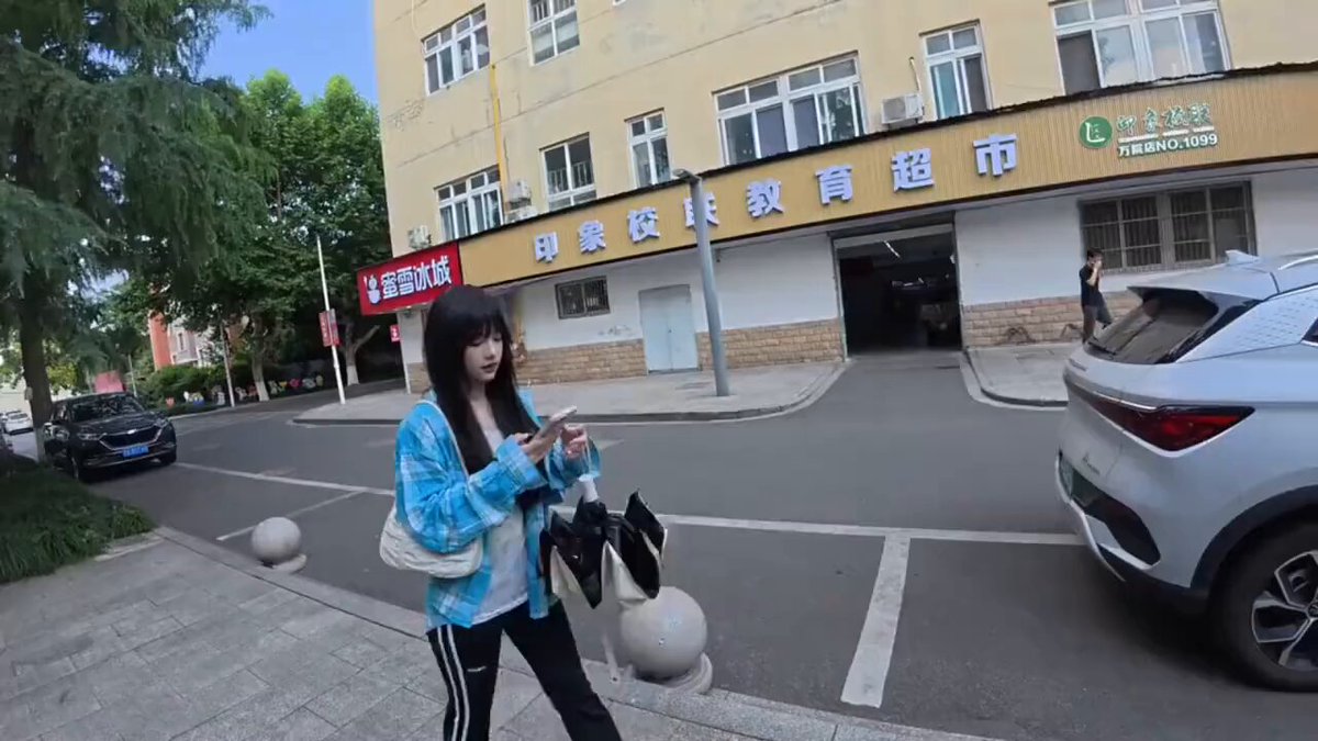 这个套路可以啊，100块钱泡妞，还有参与感，而且还拉近了距离，关键是只花了一百块钱，正经追女孩，一百块钱可不够