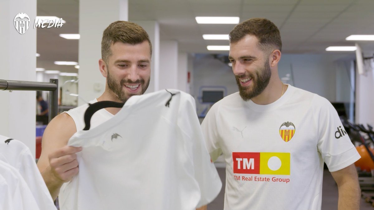 👕 Los jugadores del VALENCIA reaccionan a la nueva equipación: 🤩 "Con muchas ganas de estrenarla y llevarla bien alta".