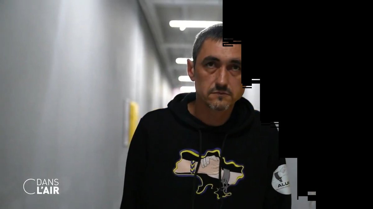 En Ukraine, des prisonniers de retour des geôles russes racontent comment leurs adversaires pratiquent la torture et les sévices sexuels. Oleksii Sivak a accepté de nous parler de son calvaire. Un témoignage rare recueilli par Théo Maneval et stephane lopez pour #cdanslair.