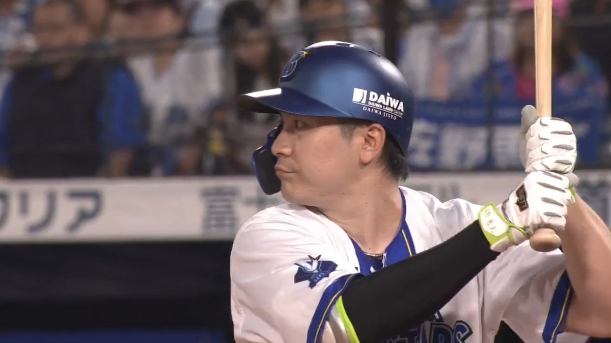 今日も #クワサノコンビ が‼️ 無死2塁のチャンスで、 #佐野恵太 選手が高めの球をかぶせるようなスイングでライトフェンス直撃のタイムリーを放ち #桑原将志 選手が生還🌟💨 4回裏 DB 1 - 0 T #横浜奪首 #baystars