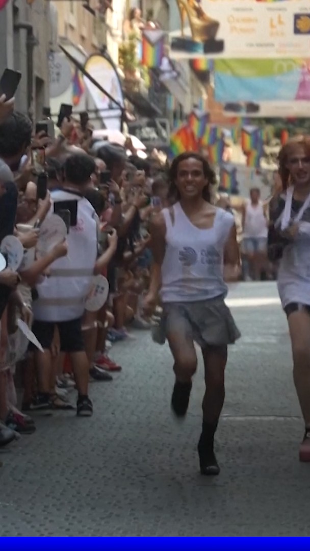 Des coureurs participent à une course en talons hauts pendant la semaine des fiertés à Madrid