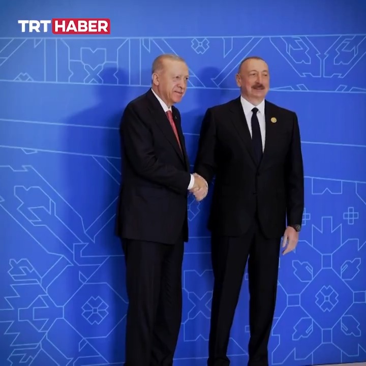 Cumhurbaşkanı Erdoğan, Ekonomik İşbirliği Teşkilatı 17. Zirvesi kapsamında aile fotoğrafı çekimine katıldı.