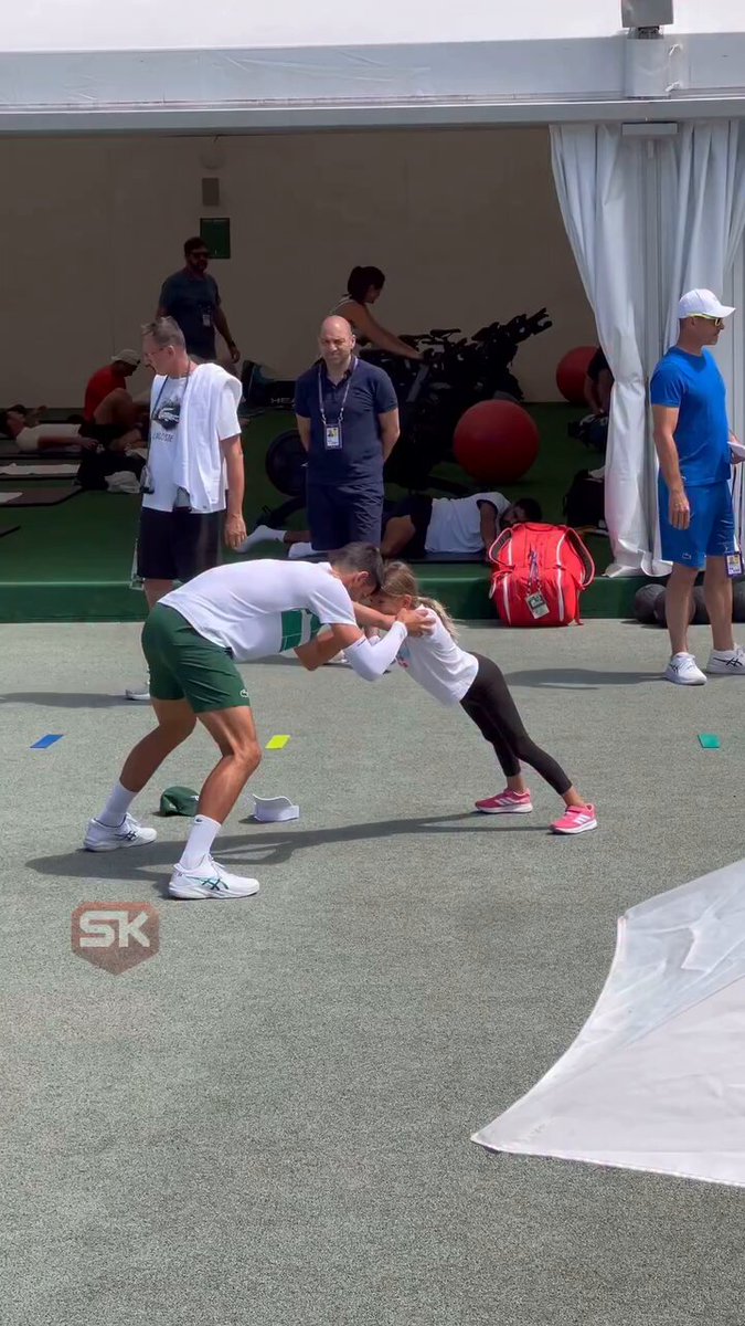 Godine su presudile, pa je ovaj rvački meč završen pobedom mlađe sportistkinje! 😊😎 #NoleFam #Djokovic #Wimbledon