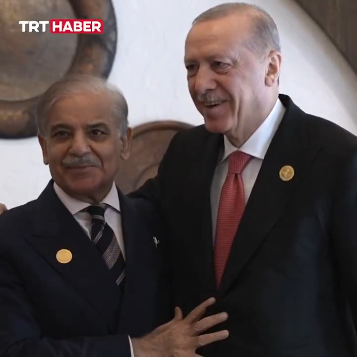 Cumhurbaşkanı Erdoğan'ın Azerbaycan'daki diplomasi trafiği sürüyor. Cumhurbaşkanı Erdoğan; İran Cumhurbaşkanı Pezeşkiyan, Pakistan Başbakanı Şerif ve Azerbaycan Cumhurbaşkanı Aliyev ile bir araya geldi.