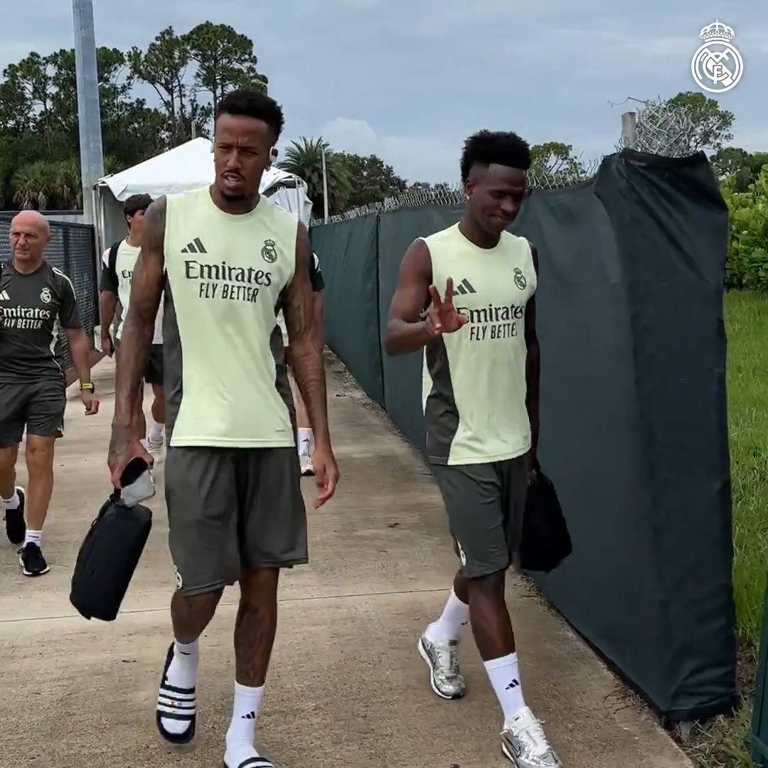 ⚪️ Llegada del Real Madrid al entrenamiento en Palm Beach. 🆚 Siguen preparando su partido contra el Dortmund de cuartos de final del Mundial de Clubes.
