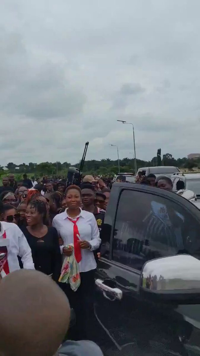 On his way back, HE Peter Obi observed a group of students a funeral procession Obi stopped and offer his condolences to them earlier today.