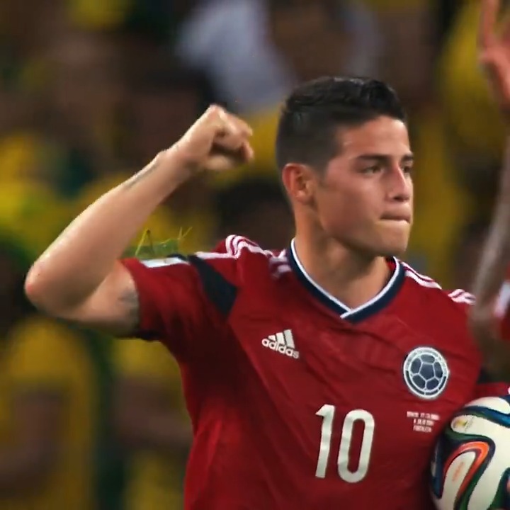 11 anos dessa belíssima cena, após o gol de pênalti de James Rodríguez contra o Brasil na Copa do Mundo de 2014, um gafanhoto pousou no braço do camisa 10 colombiano. 🦗🇨🇴 Nostálgico!