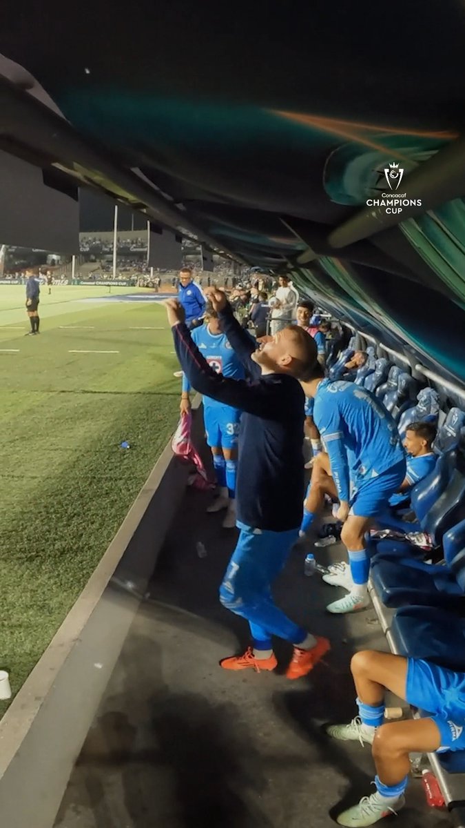 Las emociones desde el banquillo en el histórico título de Cruz Azul. 🔵🏆