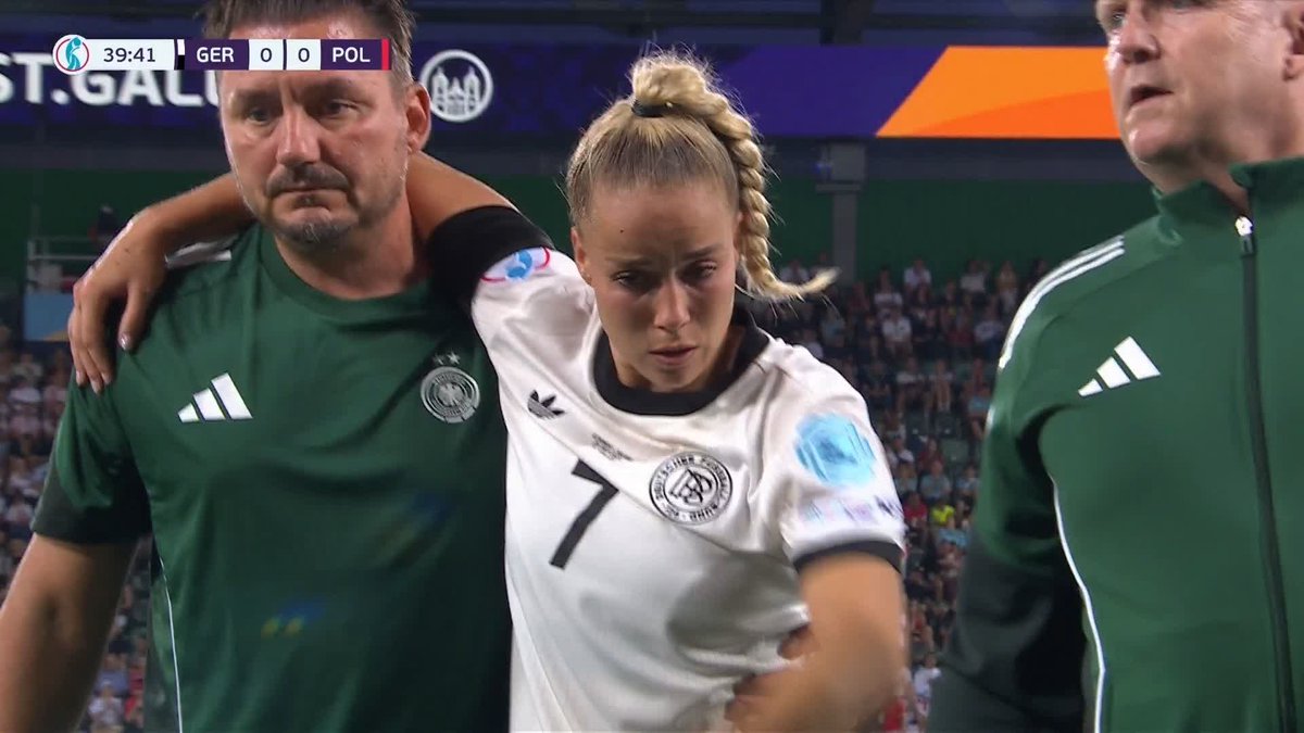 A gutwrenching moment for Giulia Gwinn as she's subbed off with an injury 🤕 Fingers crossed that's not the last time we see her at this tournament 🤞