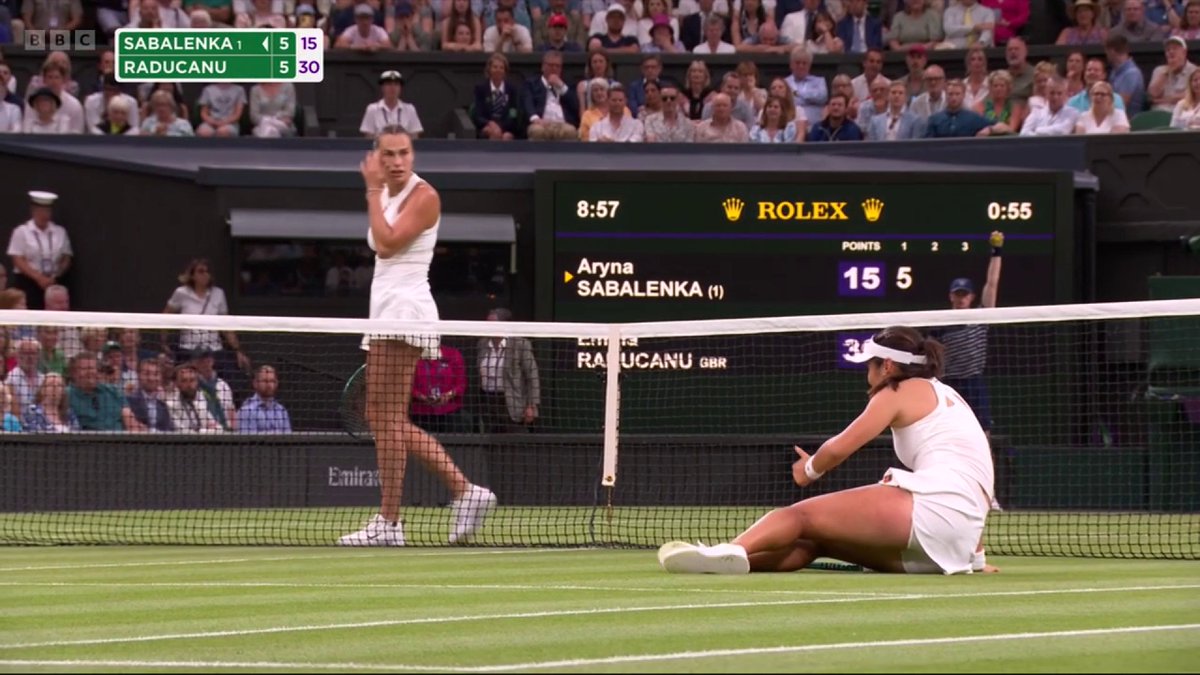 There's concern as Emma Raducanu slips on the grass 😲 But she's back up and ready to go again in this first-set battle! 🆚 #Wimbledon