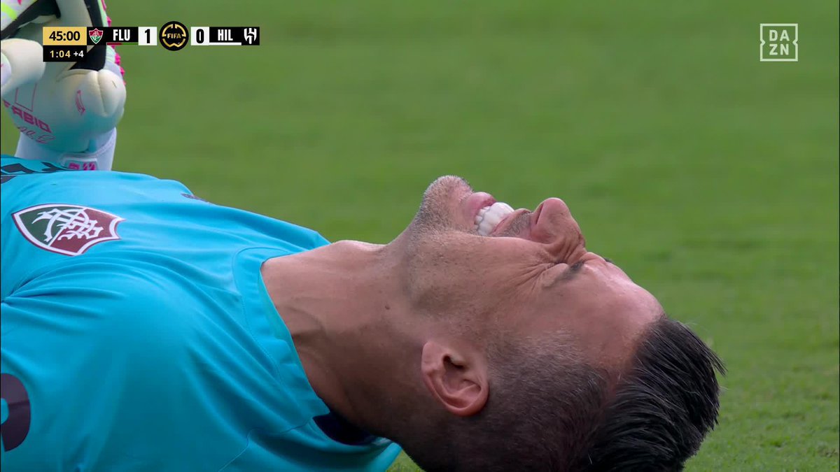 Fabio, 44 años. Le saca el cabezazo a Koulibaly. Ederson, 29 años, lo mira mientras le pasa al lado. Insostenible.