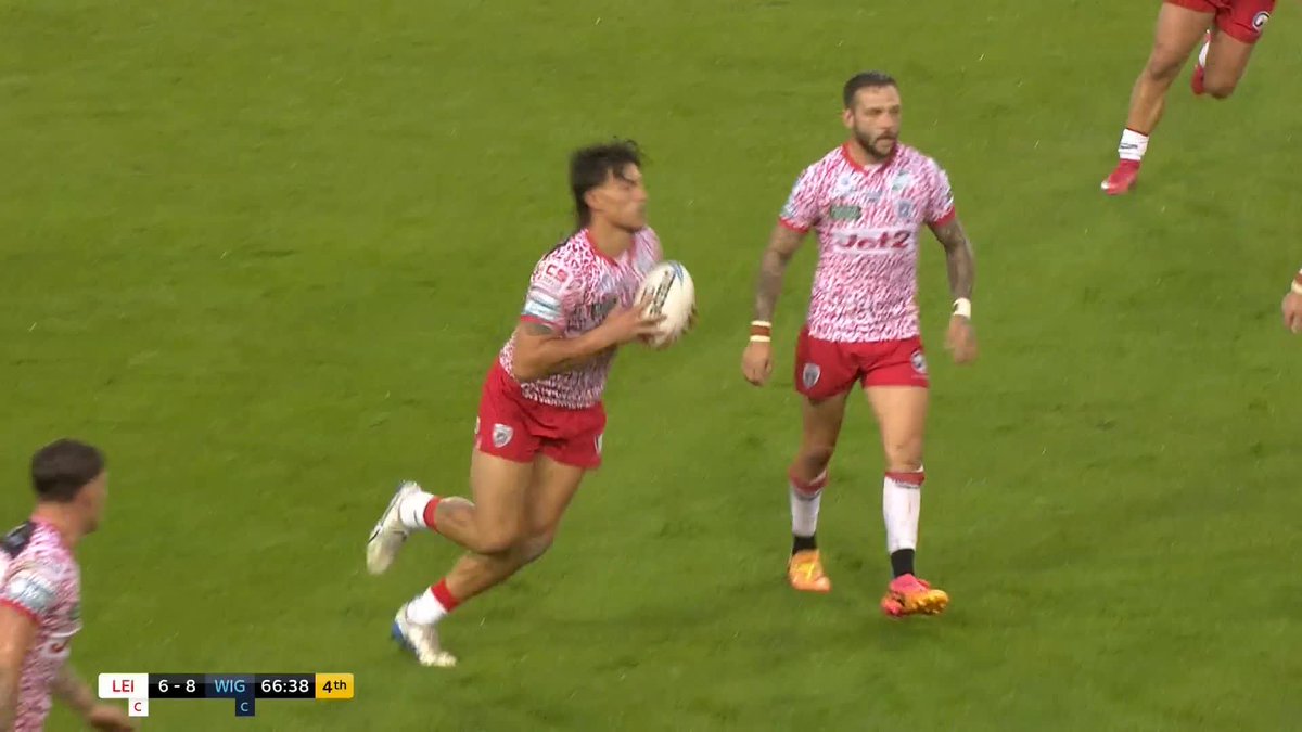 "YOU WON'T SEE A BETTER TRY THAN THAT!" 🔥 Leigh Leopards take the lead with an 8 pass try as Edwin Ipape finishes off the move!