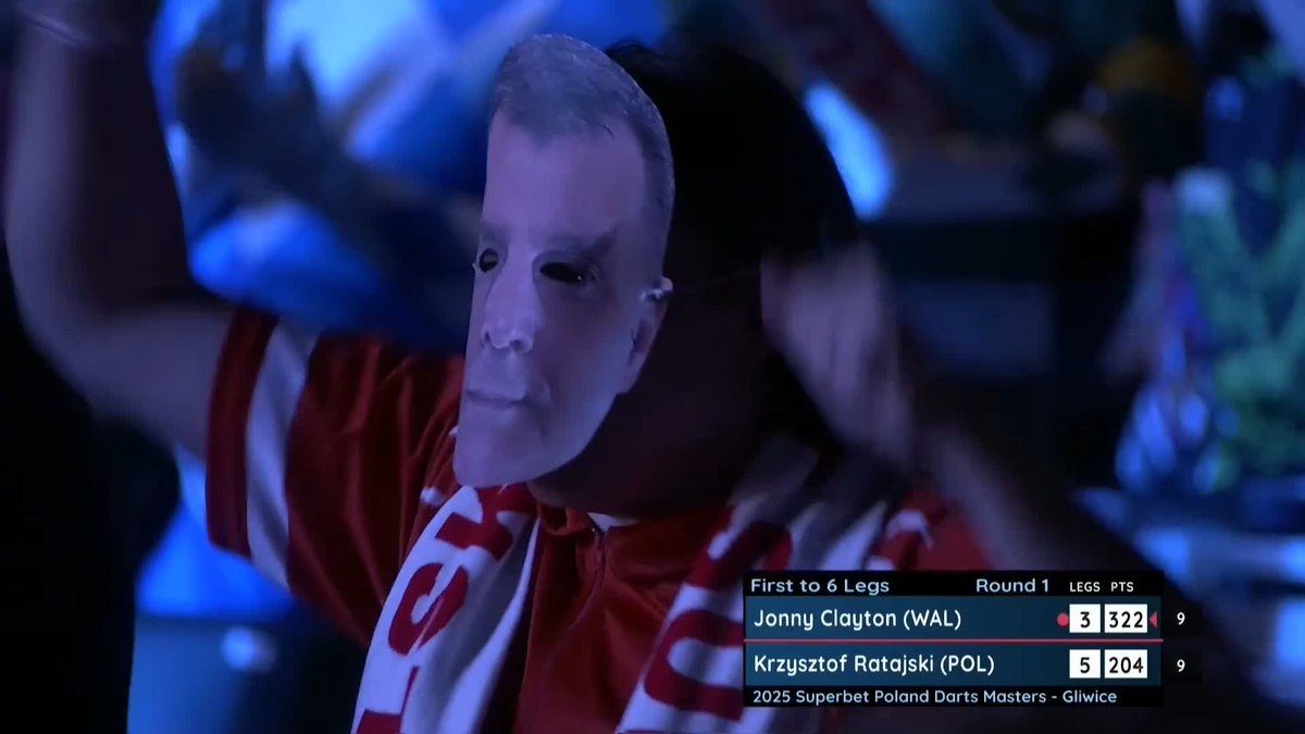 RATAJSKI HAS DONE IT!! A win for Poland's number one on home soil as he beats Jonny Clayton 6-3. Look at that reaction from the Polish Eagle 🦅 📺 #PolandDarts25