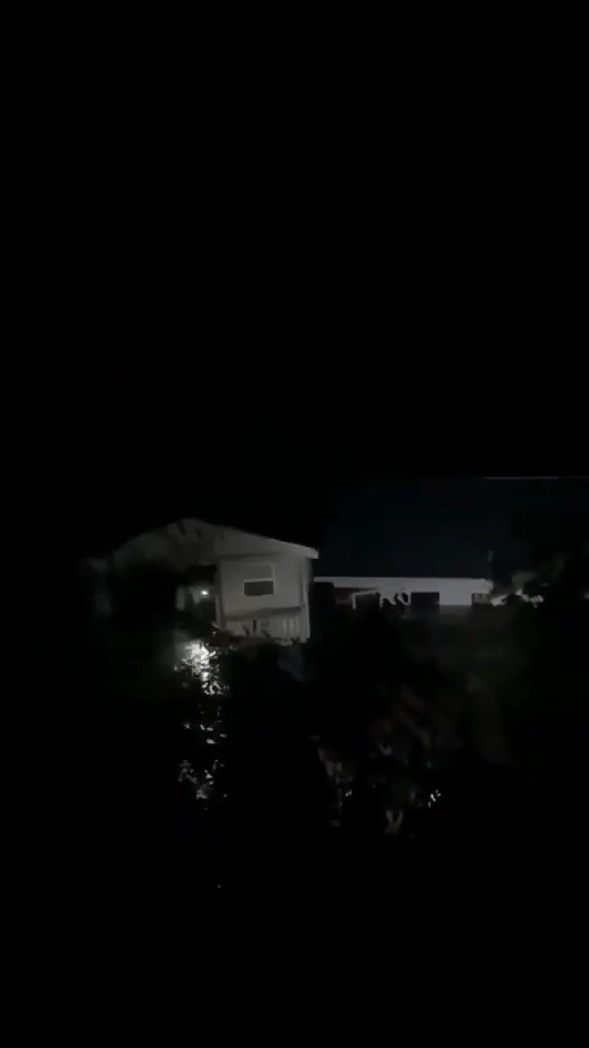 At least 13 people have been killed over the past 24 hours by flooding around the Guadalupe river in Texas and the National Guard has been deployed in response. It's not everyday that you see a house full of people getting swept down a river but here you go... 👀 #rural #guadalupe #guadaluperiver #texas #flood #prepper