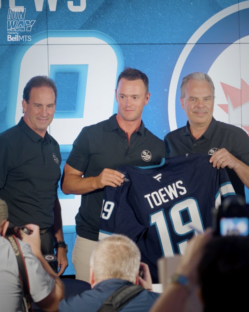 Jonathan Toews is home 🏠 ✈️ RUNWAY Moment, presented by Bell MTS