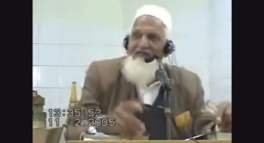 مولانا اسحاق: جھوٹے پروپیگنڈوں پر یقین نہ کیا کرو جو کہتے ہیں کہ کوفہ والے بزدل تھے اور انہوں نے حسین کے ساتھ دھوکہ کیا؛ انہوں نے کوئی دھوکہ نہیں دیا تھا، ان پر فوجیں چڑھا دی گئی تھی اور انپر انتہائی ظلم اور بربریت کیا گیا، بعد میں انہوں نے ہی امام حسین کی شہادت کا بدلہ لیا تھا!