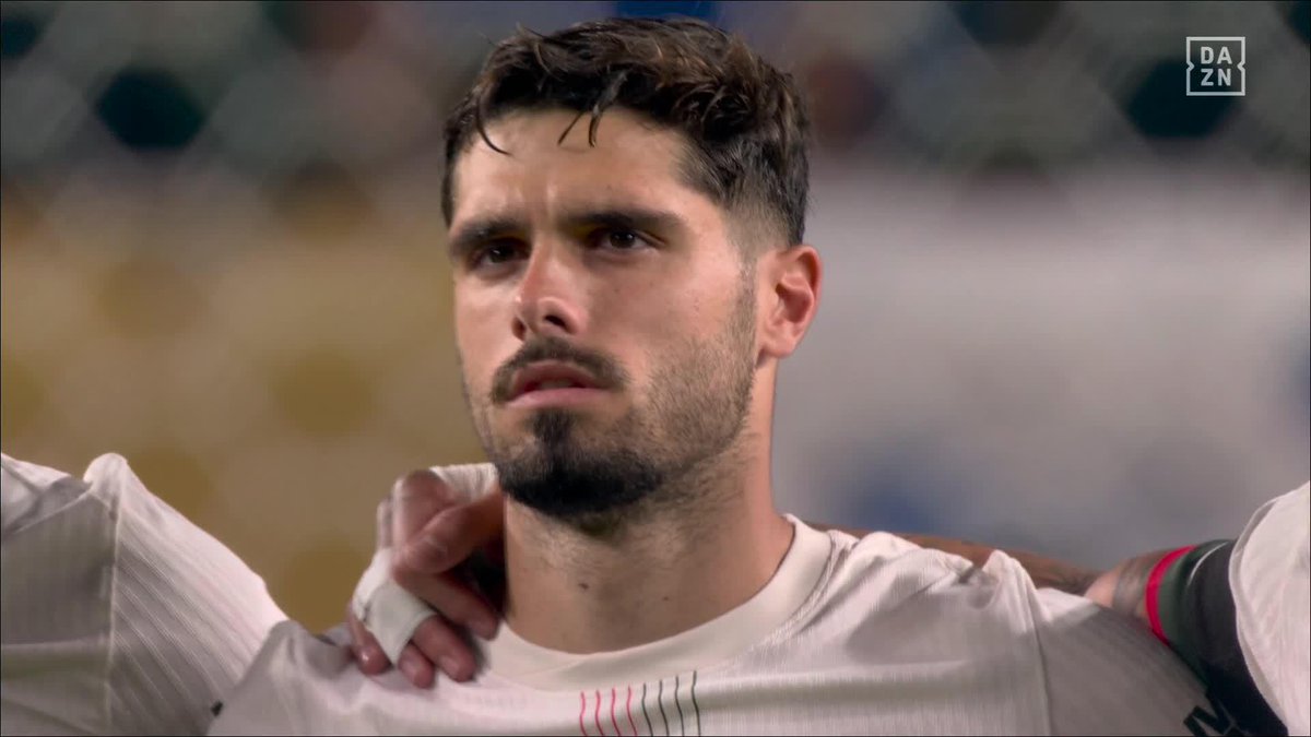 Con la mirada alta hacia él. Hacia un compañero, un amigo y una persona a la que nuca olvidará 💔 Pedro Neto y su particular homenaje a Diogo Jota y a André Silva #FIFACWC