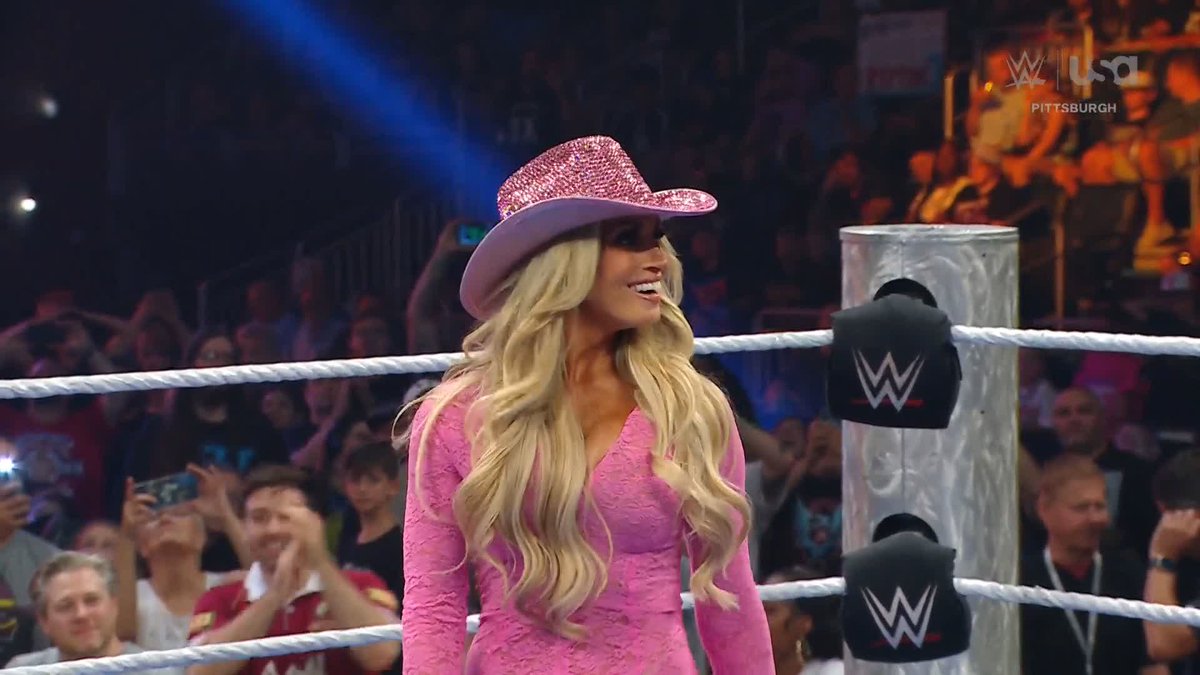 Look who it is! WWE Hall of Famer Trish Stratus is here ๐๐๐