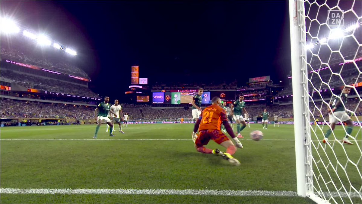 "INVESTIGUEN" Porque desde esta toma, se ve aún mejor lo que hizo Weverton en el gol del Chelsea ante Palmeiras en el Mundial de Clubes. Todo huele raro, mirá el movimiento que hace el brasileño el hijo de re mil puta, toda una mafia.