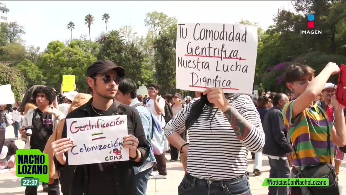 “Gringo culero, mi gente es primero”, hoy #4DeJulio, día de la Independencia de EUA, chilangos protestaron contra la gentrificación en la colonia #Condesa, donde las rentas rondan los 27 mil pesos y las viviendas se han convertido en alojamientos para turistas: