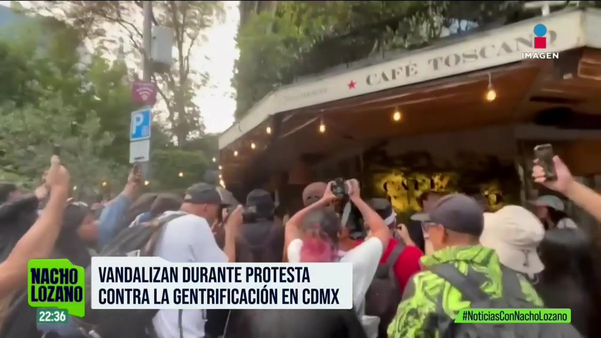 Manifestantes realizaron actos de vandalismo durante la marcha en la #CDMX contra la gentrificación. Rompieron vidrios y mobiliario de negocios. Incluso se encontraron al youtuber Luisito Comunica y así lo insultaron: