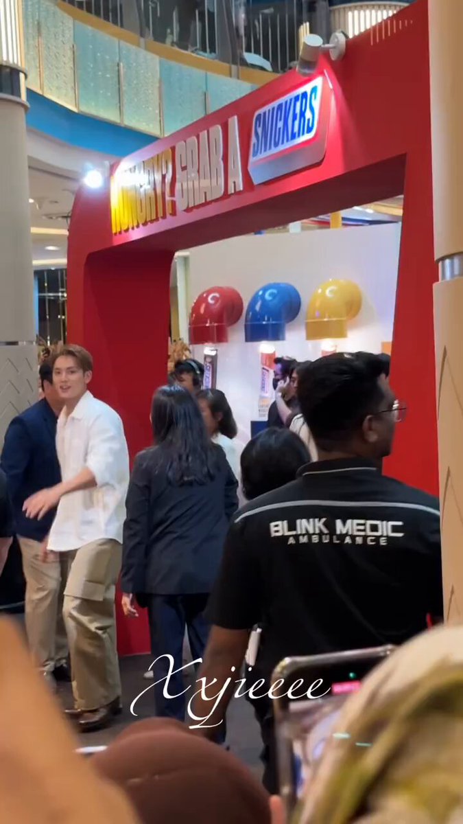 snickers event in malaysia is over.. mingyu gave his flying kiss and waved to carats who came HE ALSO RECORDED CARATS AGAIN AAAAAAAA🥹 #MINGYUinMALAYSIA #SNICKERSwithMINGYU #MINGYUxSNICKERS