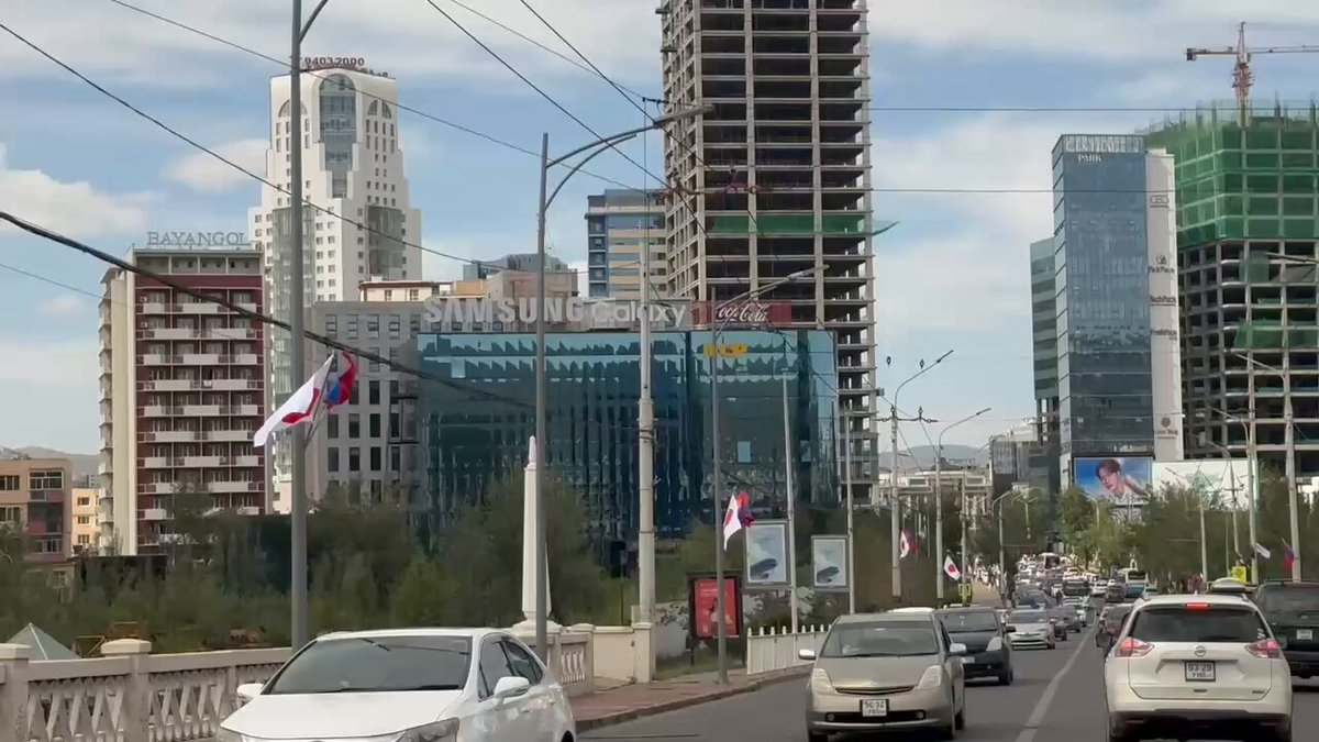 Хүндэт зочноо угтахад бэлэн болжээ. Маргааш ирээд наадам өнгөрөөнө гэхээр овоо олон хонох юм бн шүү Японы Цог Жавхлант Эзэн Хаан