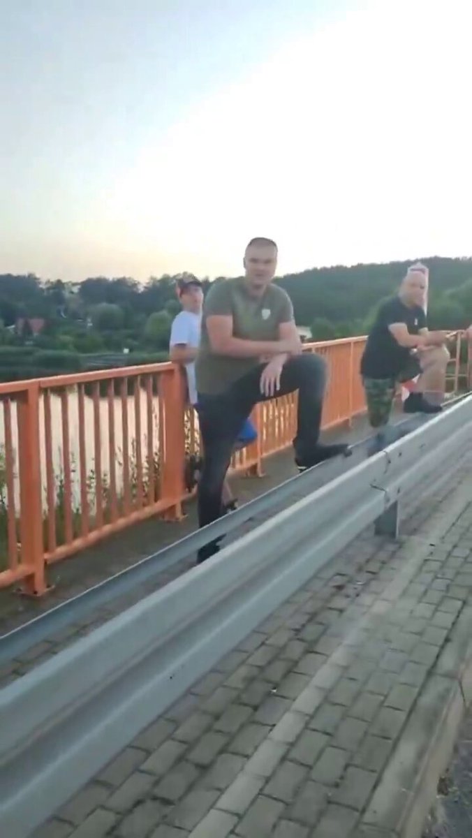 Od początku pisałem że to bojówki Mentzena i Kaczyńskiego a nie żadne obywatelskie pospolite ruszenie. Chamstwo, przekleństwa i obrażanie. Bo tylko bojówkarze mogą nagrywać i zatrzymywać nielegalnie innych. 🤷‍♂️
