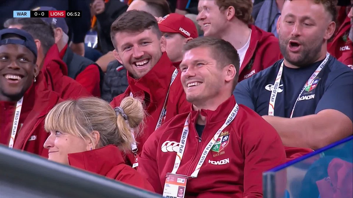 Owen Farrell getting jokingly booed by his team-mates 🤣