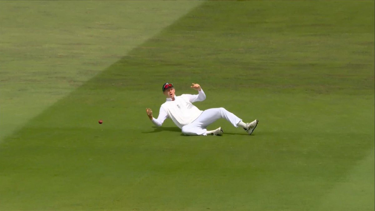 How costly could that be?! 🫣 Zak Crawley puts down Rishabh Pant at mid-off 😬