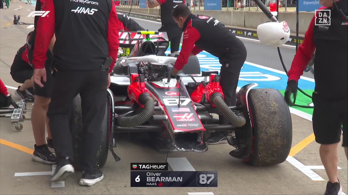 VAYA LIADA DE BEARMAN 😳😱 ¡Ha destrozado el alerón chocándose en la entrada del pit lane! #BritishDAZNF1 🇬🇧